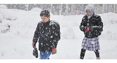 KAR YAĞIŞI BAZI OKULLARI TATİL ETTİRDİ