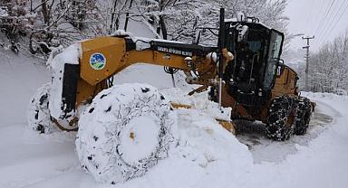 Büyükşehir’in kar mesaisi sonuç verdi: 6 grup yolu ulaşıma açıldı