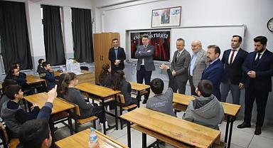 KAYMAKAM GÖKPINAR VE BAŞKAN PÜSKÜLLÜ KARNE DAĞITTI