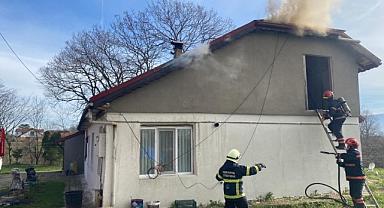 Eski muhtar Adem Demir’in evi yandı.