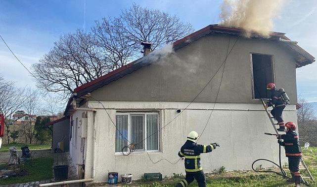 Eski muhtar Adem Demir’in evi yandı.