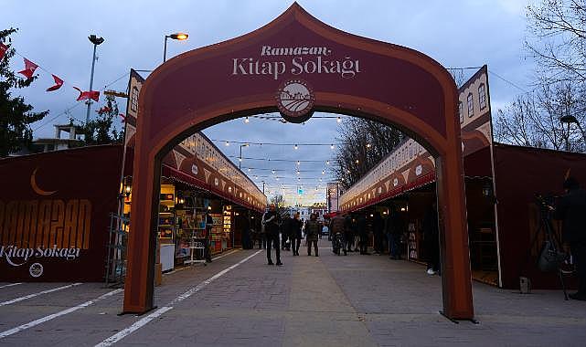 Sakarya’da Bir Ramazan Klasiği Ve Büyükşehir’in Geleneği Kitap Sokağı Kapılarını Açtı