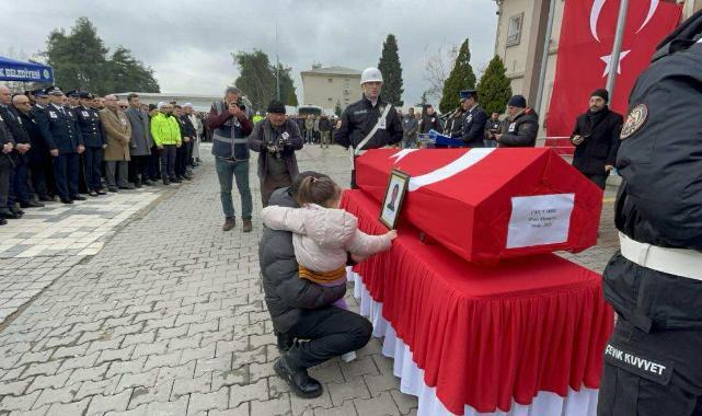 ŞEHİT POLİSİN KÜÇÜK KIZI YÜREKLERİ DAĞLADI