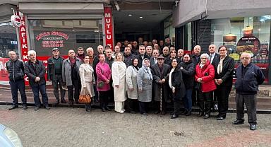 ECEVİT KELEŞ CHP’Lİ ÜYELER VE ESNAFLARLA BAYRAMLAŞTI