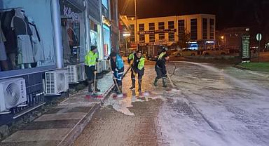 HENDEK’TE CADDELER KÖPÜKLE YIKANDI, BAYRAMA PIRIL PIRIL GİRİLİYOR