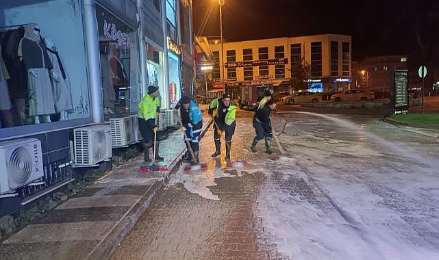 HENDEK’TE CADDELER KÖPÜKLE YIKANDI, BAYRAMA PIRIL PIRIL GİRİLİYOR