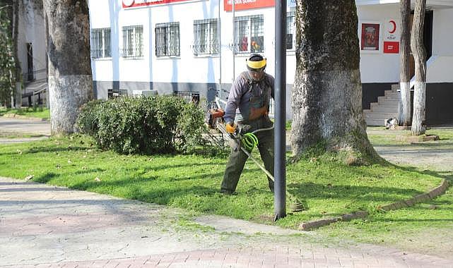 HENDEK’TE YEŞİL ALANLARDA TEMİZLİK VE AĞAÇLANDIRMA SEFERBERLİĞİ