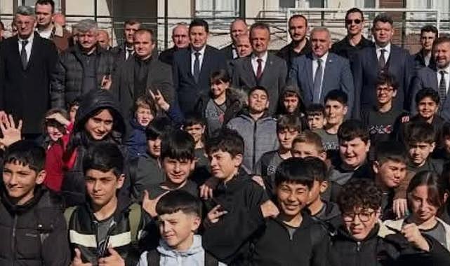 HENDEK'TEKİ OKULLARA SPOR MALZEMELERİ TESLİM EDİLDİ