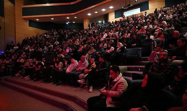 Kibarlık Budalası Sakarya’da Sahnelendi Salonu Dolduran İzleyicilerden Tam Not Aldı