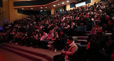 Kibarlık Budalası Sakarya’da Sahnelendi Salonu Dolduran İzleyicilerden Tam Not Aldı