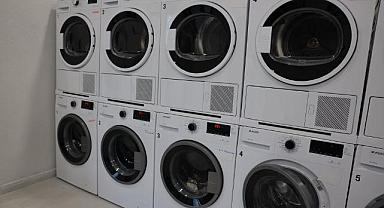 Sakarya’da Öğrenciler Çamaşırları Yıkanırken Kitap Okuyor