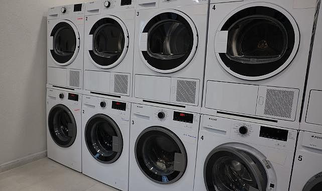 Sakarya’da Öğrenciler Çamaşırları Yıkanırken Kitap Okuyor