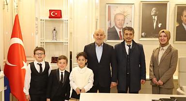 23 NİSAN’DA BAŞKANLIK KOLTUĞU MİNİK ÖĞRENCİLERE EMANET