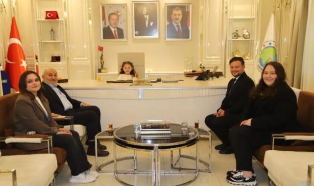 23 NİSAN'DA BAŞKANLIK KOLTUĞU MİNİK ÖĞRENCİLERE EMANET