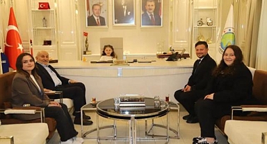 23 NİSAN'DA BAŞKANLIK KOLTUĞU MİNİK ÖĞRENCİLERE EMANET