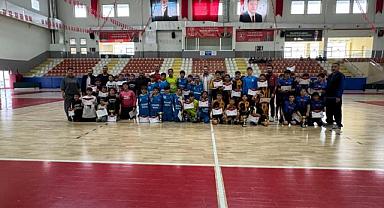 FUTSAL MÜSABAKALARININ ŞAMPİYONU YEŞİLYURT ORTA OKULU OLDU