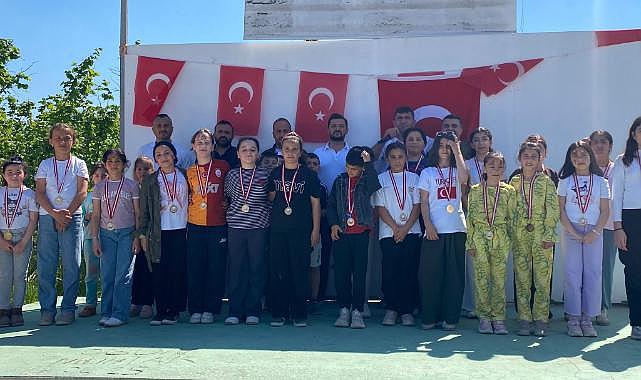 HENDEK AKPINAR'DA ÇOCUKLAR EĞLENCEYE DOYDU!