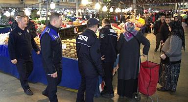 HENDEK BELEDİYESİ ZABITA EKİPLERİ, SALI PAZARINDA DENETİMLERE DEVAM EDİYOR