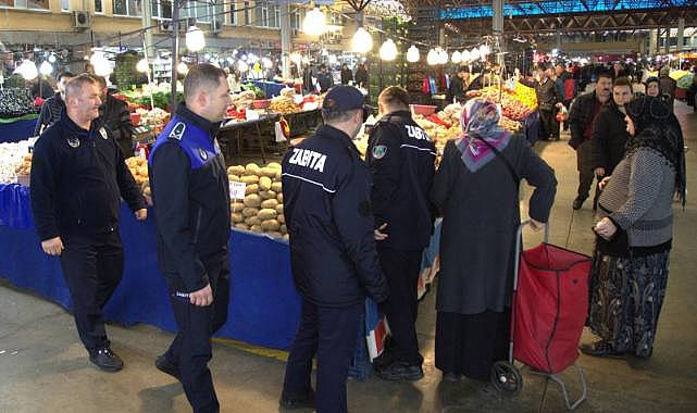 HENDEK BELEDİYESİ ZABITA EKİPLERİ, SALI PAZARINDA DENETİMLERE DEVAM EDİYOR