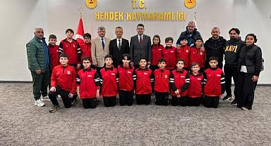 Kaymakam Gökpınar'ı Şehit Mahmutbey Orta Okulu Hentbol Takımı ziyaret etti