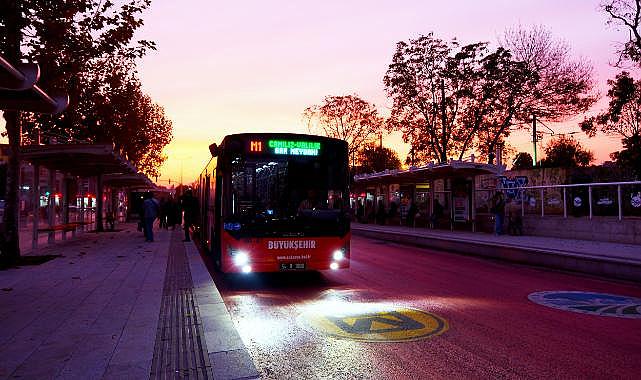 Yoğun talep karşılık buldu: Metrobüslerde gece seferi başladı