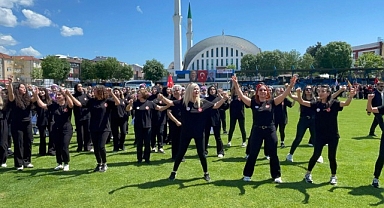 19 MAYIS PROGRAMINDA, MAARRİF HALK DANSLARI TOPLULUĞU ÖNE ÇIKTI