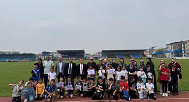 HENDEK’TE ÇOCUKLAR SPORLA BULUŞTU: 60 ÖĞRENCİ PİSTE ÇIKTI