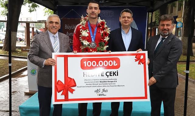 AVRUPA İKİNCİLİĞİNİ KAZANAN YUSUF EREN TEMİZEL'E ÖDÜL TÖRENİ