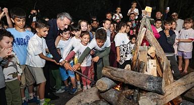 Başkan Yusuf Alemdar, kamp ateşini çocuklarla birlikte yaktı.