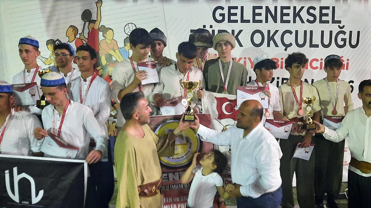 Hendek Anadolu İmam Hatip Lisesi Geleneksel Türk Okçuluğunda Türkiye Şampiyonu Oldu