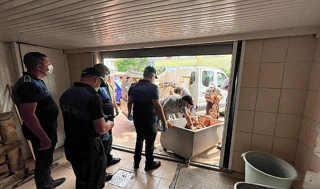 HENDEK ZABITASI 1 TON BOZUK SUCUĞU PİYASAYA SÜRÜLMEDEN İMHA ETTİ