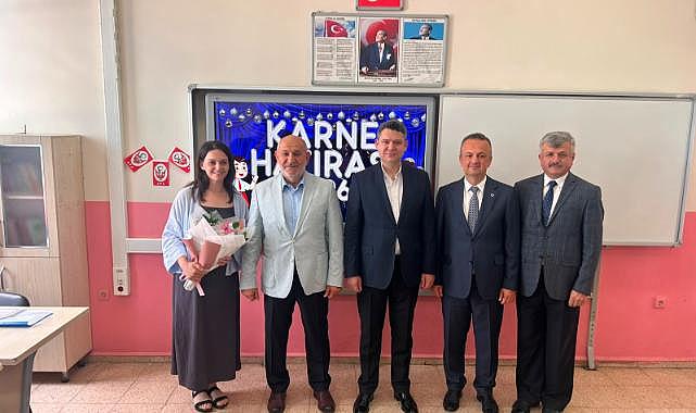 KAYMAKAM GÖKPINAR VE BAŞKAN PÜSKÜLLÜ KARNE DAĞITTI