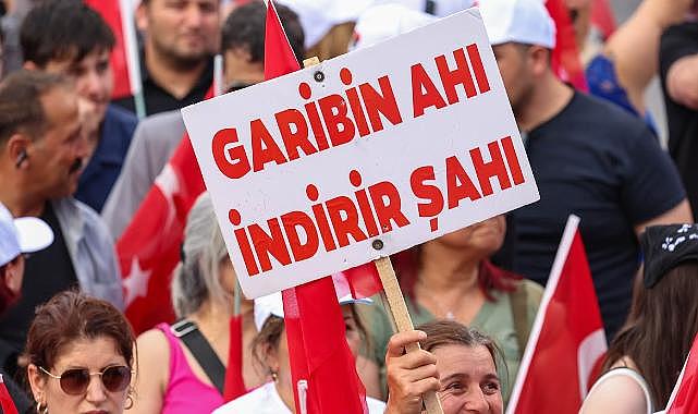 Tandoğan’da Bayrak Seli