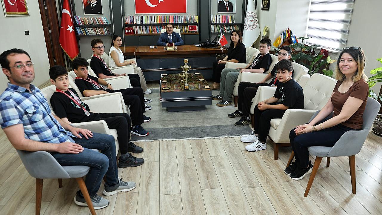 Türkiye İkincisi Satranç Takımından İl Millî Eğitim Müdürüne Ziyaret
