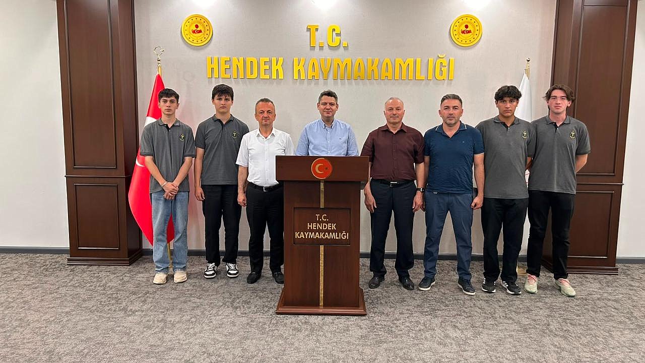Türkiye Şampiyonu Öğrencilerden, Kaymakam Gökpınar'a ziyaret