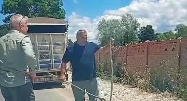 YOLUN ORTASINDAKİ YILANI ÇIPLAK ELLE TUTTU