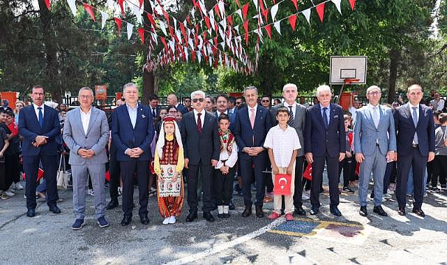 Yusuf Alemdar miniklerin karne heyecanına ortak oldu