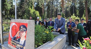 15 TEMMUZ ANISINA ŞEHİTLERİMİZİN KABİRLERİNE KARANFİLLER BIRAKILDI