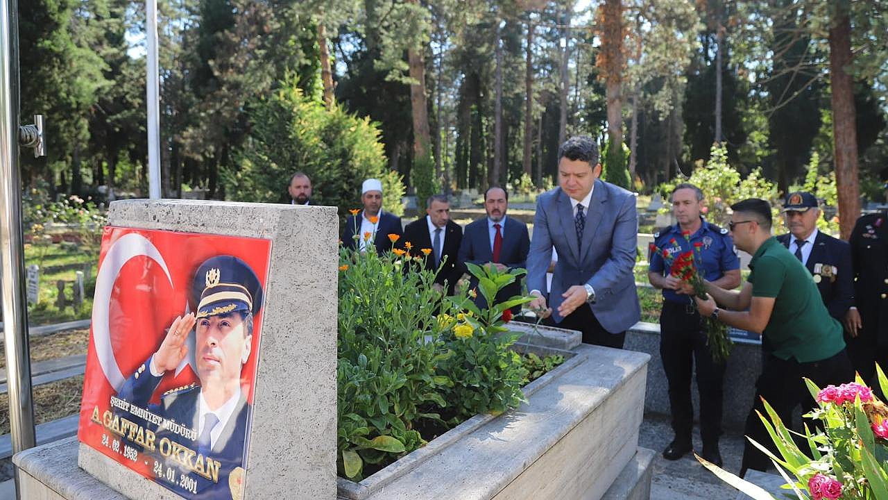 15 TEMMUZ ANISINA ŞEHİTLERİMİZİN KABİRLERİNE KARANFİLLER BIRAKILDI
