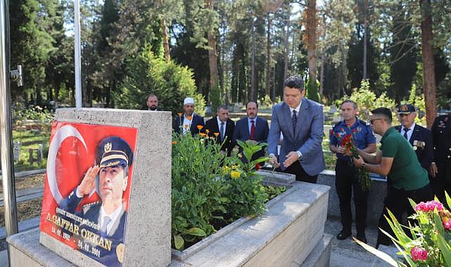 15 TEMMUZ ANISINA ŞEHİTLERİMİZİN KABİRLERİNE KARANFİLLER BIRAKILDI