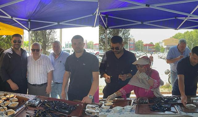 AK PARTİ İLÇE TEŞKİLATI AŞURE DAĞITTI…