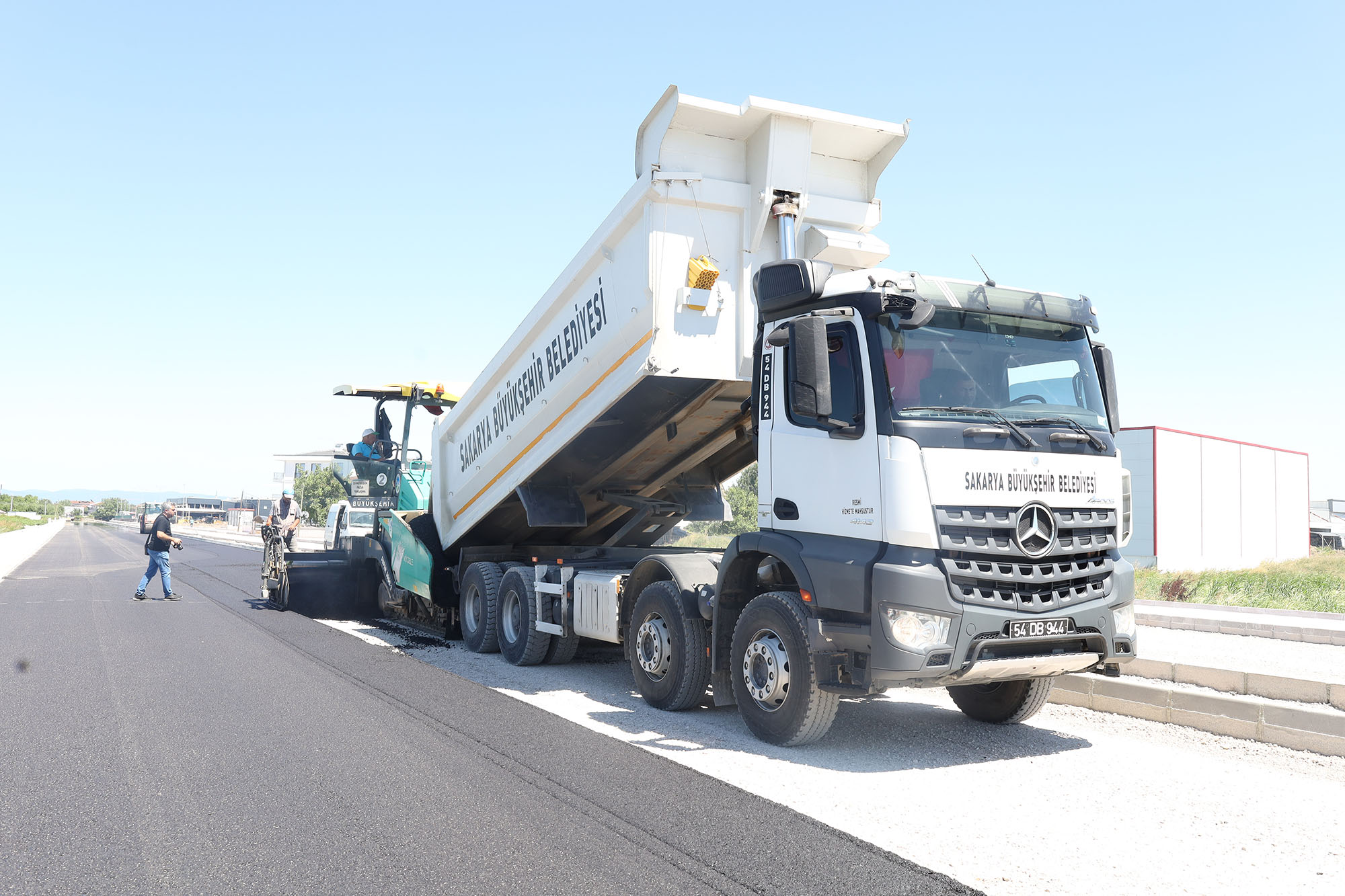 Büyükşehir Yazlık Kavşağı'nın trafik yükünü alacak duble yolda asfalt çalışmasına başladı