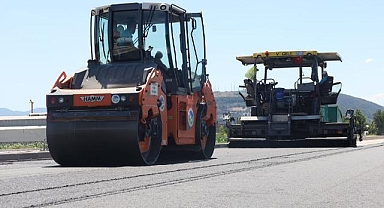 Büyükşehir Yazlık Kavşağı'nın trafik yükünü alacak duble yolda asfalt çalışmasına başladı