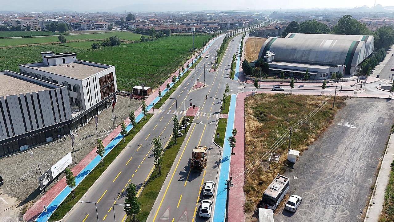 Büyükşehir Yol Çizgilerini Yenileyerek Güvenli Ulaşımı Güçlendiriyor