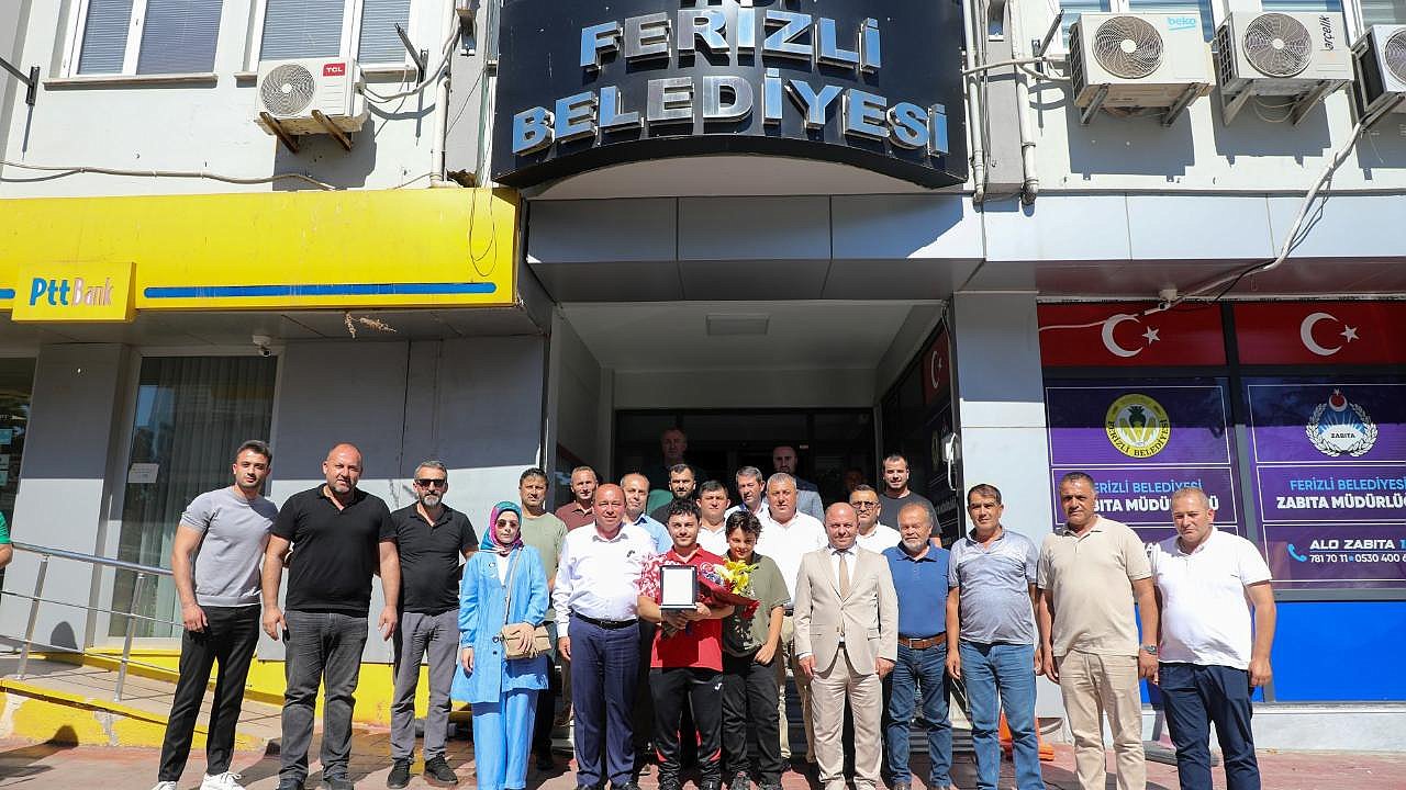 Ferizli’nin Gururu Hacı İsmail Bekar’a Coşkulu Karşılama