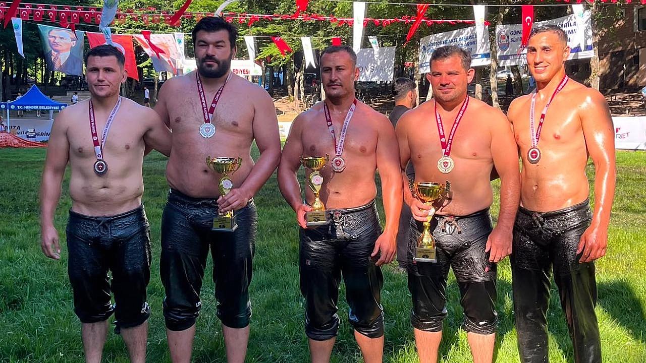 Güreşte Ve Bisiklette Büyükşehirli Sporcular Madalyaları Topladı