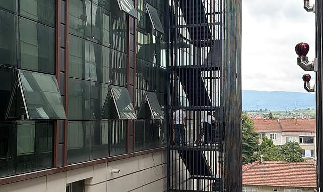 İÇÖZLER İŞ MERKEZİ HAFTA SONU, NUR TOPU GİBİ YANGIN MERDİVENİ DOĞURDU!!!