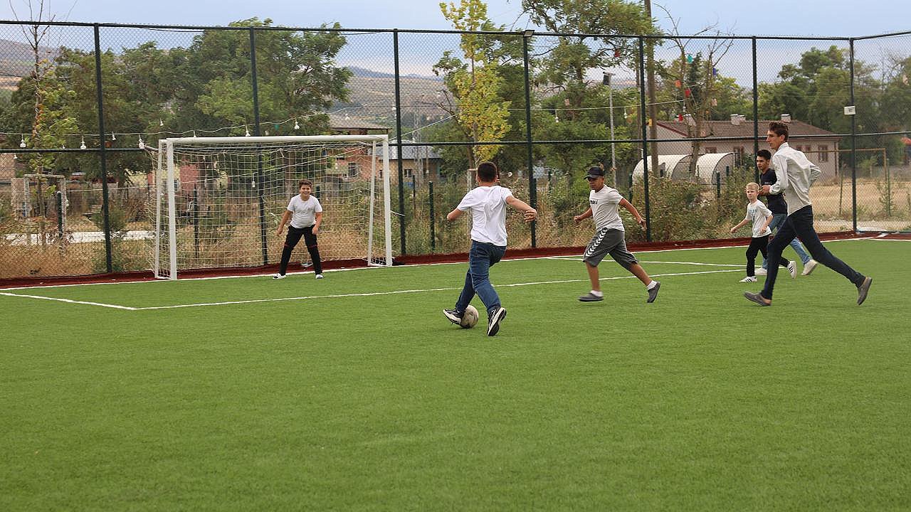 Okullar tatil oldu, Bayatlı gençler sahaya koştu