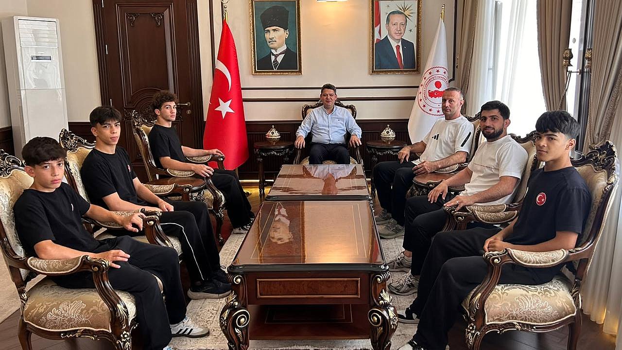 ŞAMPİYON GÜREŞÇİLER, KAYMAKAM GÖKPINAR'I ZİYARET ETTİ
