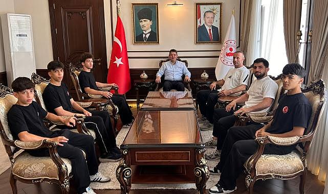 ŞAMPİYON GÜREŞÇİLER, KAYMAKAM GÖKPINAR'I ZİYARET ETTİ